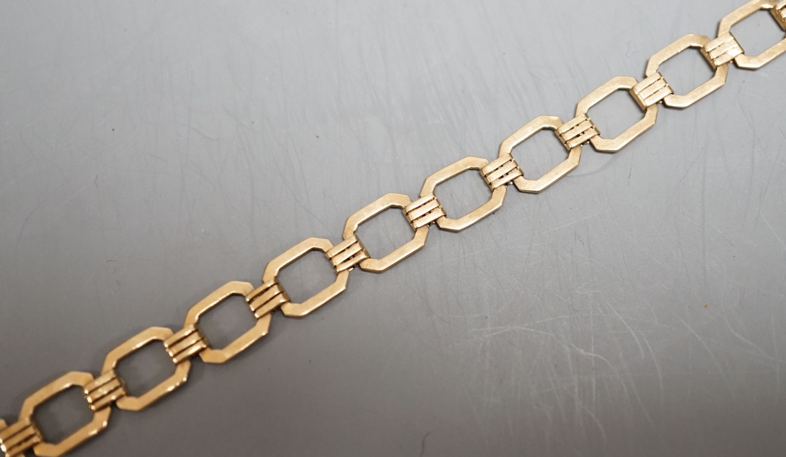 A 9ct octagonal link bracelet, 19cm, 6.9 grams.